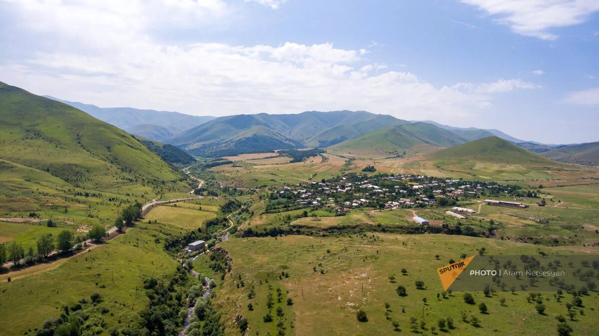 Вид на село Урасар территории озера с водяными лилиями © Sputnik / Aram Nersesyan