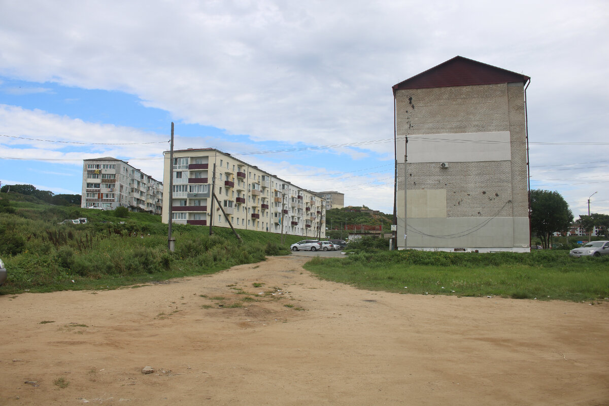 Сразу же за спиной - море и большой песчаный пляж.