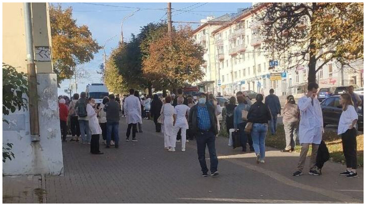     В поликлинике ГКБ №2 18 сентября эвакуировали пациентов и персонал. Об этом очевидцы сообщили в соцсетях. Также информацию корреспонденту Udm-info подтвердили в медучреждении.