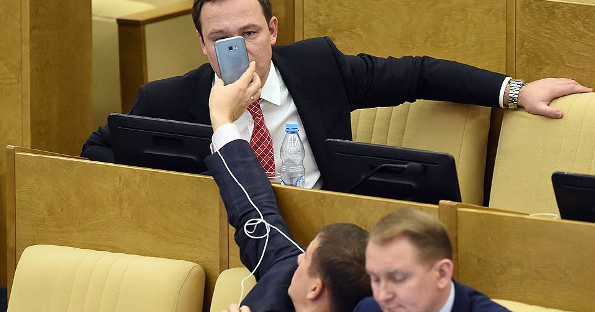 депутат с айфоном. чиновники с айфонами. чиновники в соцсетях. депутаты в телефонах. социальные сети чиновники.