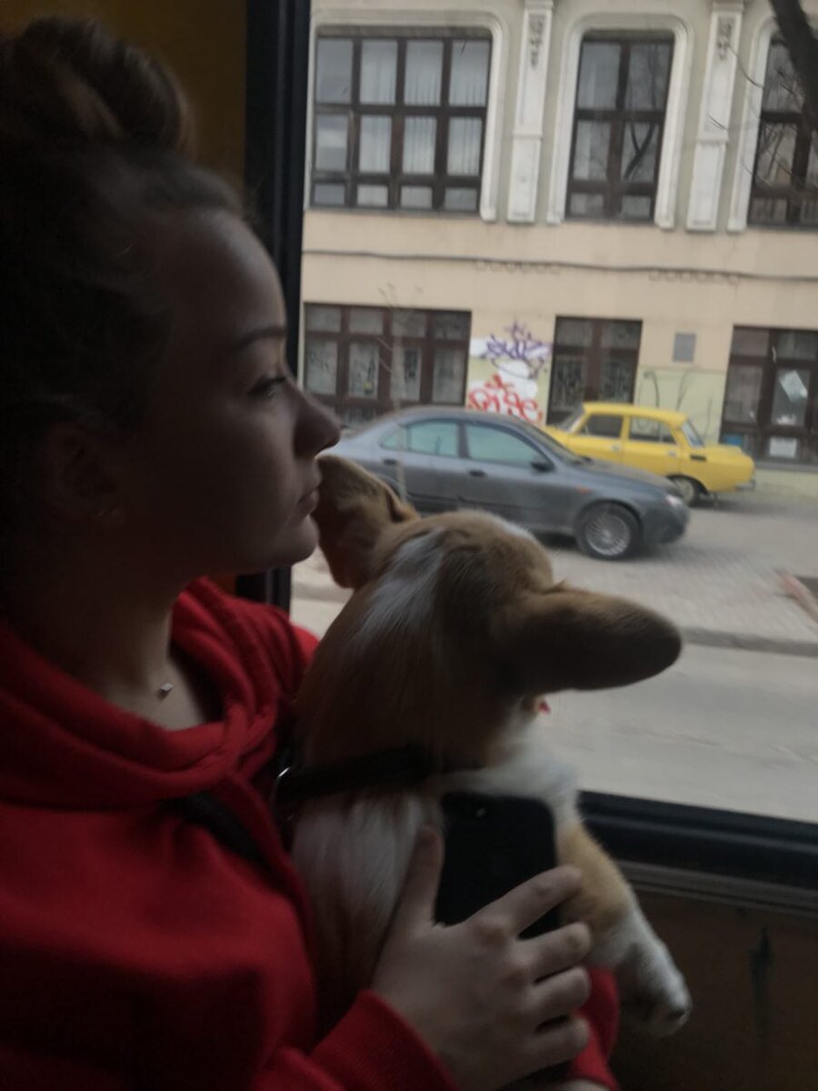 Фото из личного архива, 2018 год, на заднем плане авто 90-х