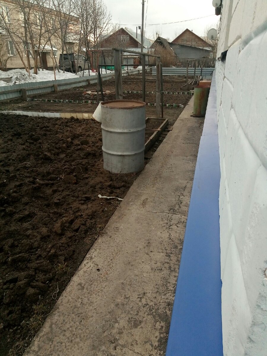 Наш участок перед зеленой бочкой