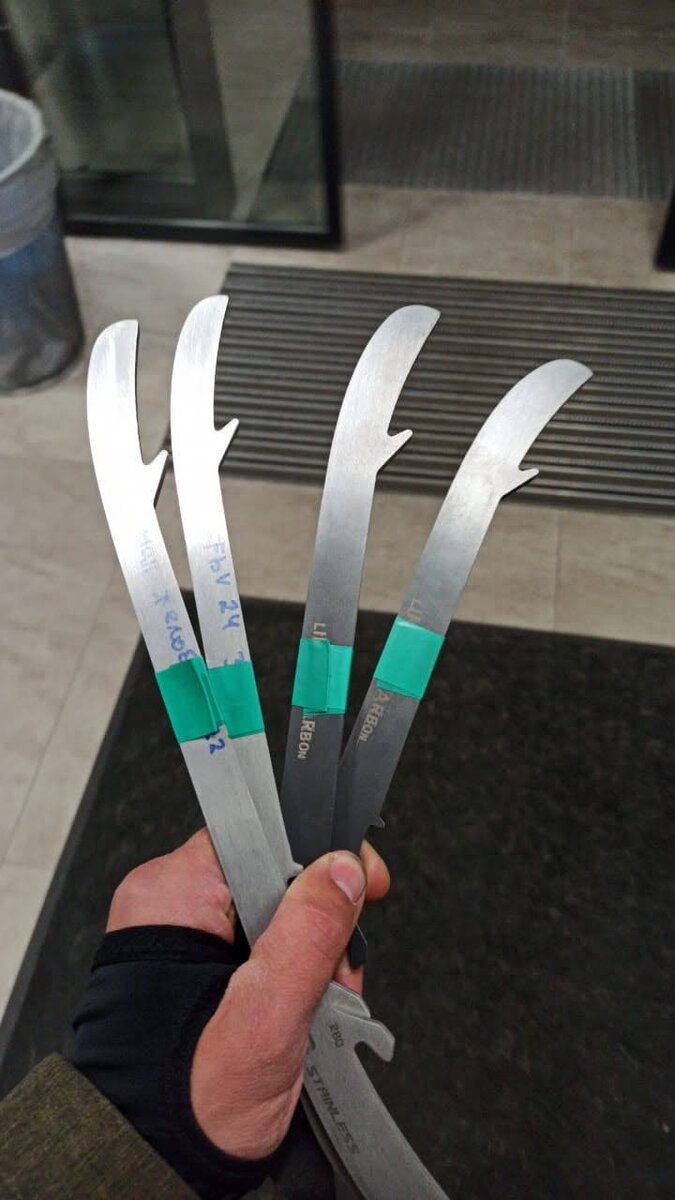 Слева направо: не мои, мои которые стояли с самого начала на коньках, не мои, мои новые жирные красивые