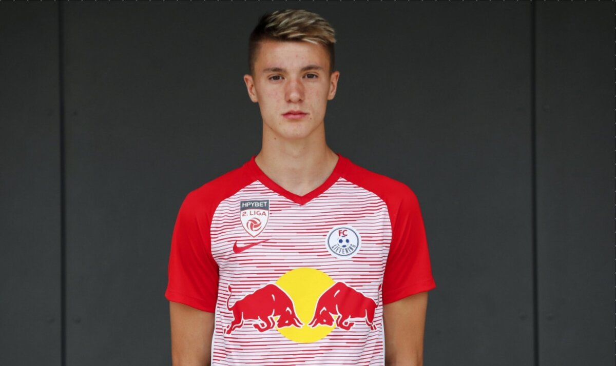 Беньямин Шешко (17 лет) - форвард "РБ Зальцбург". Из словенской молодежи сейчас главная "звездочка". Очень странно, но его тоже не будет на домашнем (для словенцев) чемпионате Европы.  