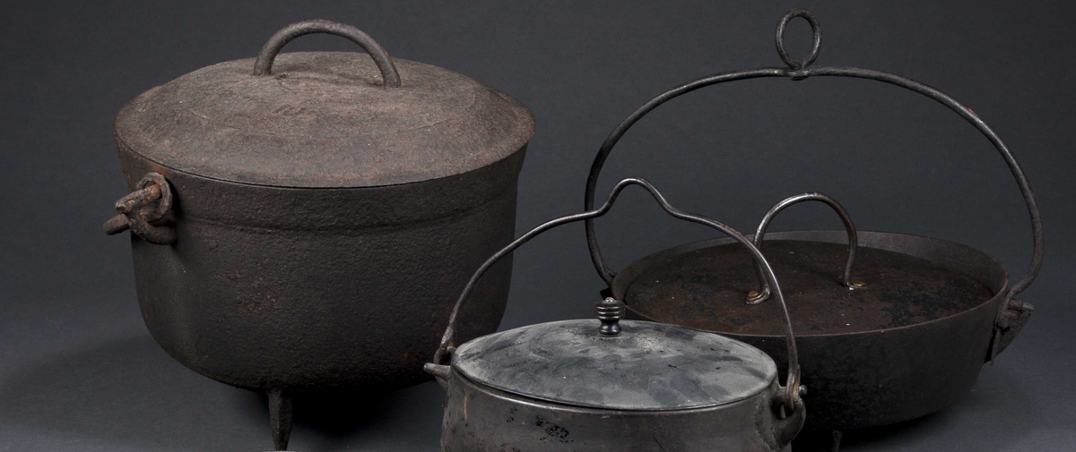 Чугунная посуда 18-19 века. Лот на сайте www.thecobbs.com