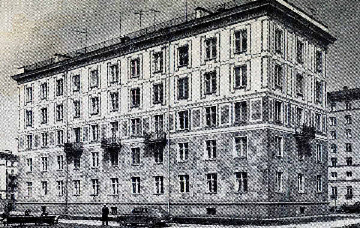 Изначально фасад здания был облицован декоративной плиткой двух цветов. В конце 90-х плитка начала осыпаться, тогда коммунальные службы прямо поверх плитки покрасили дом бледно-зелёной краской.