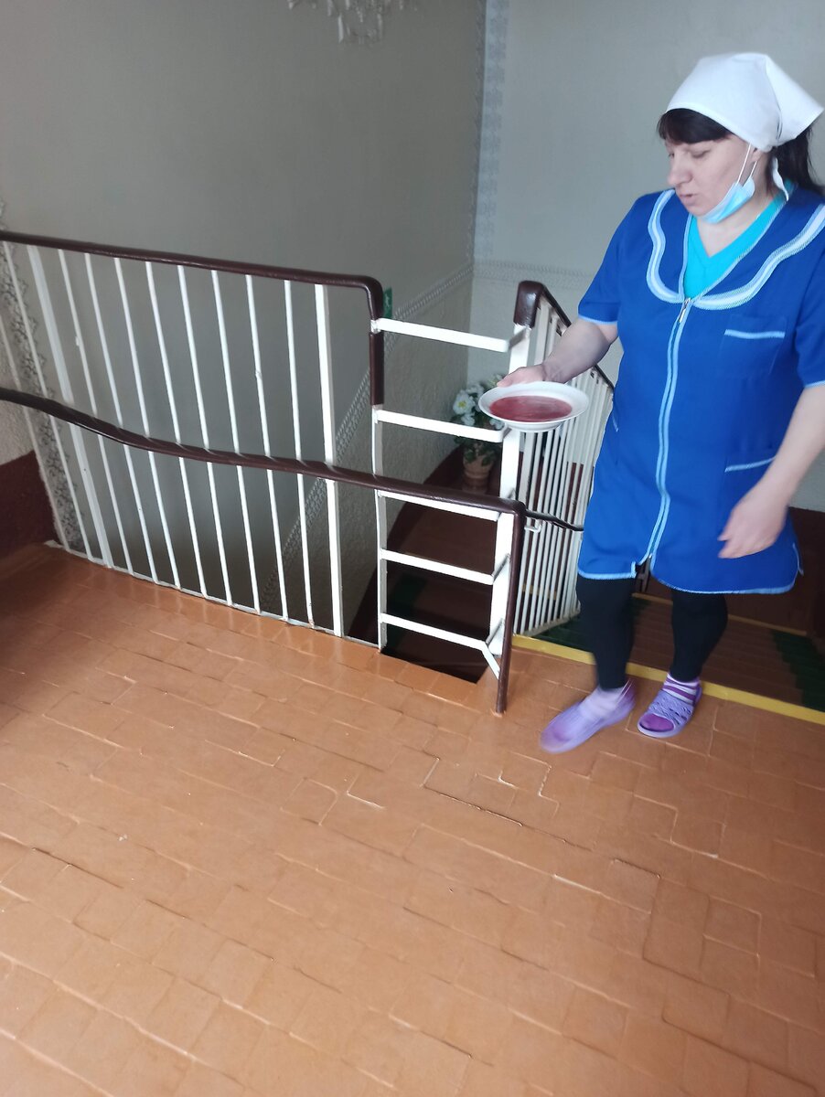 Сегодня молочный суп, но у одного из детей диета. Ему специально борщ