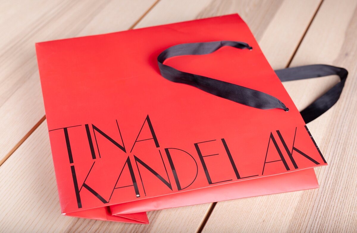 Бумажные пакеты для @tina_kandelaki: матовая ламинация, выборочное тиснение УФ-лаком.