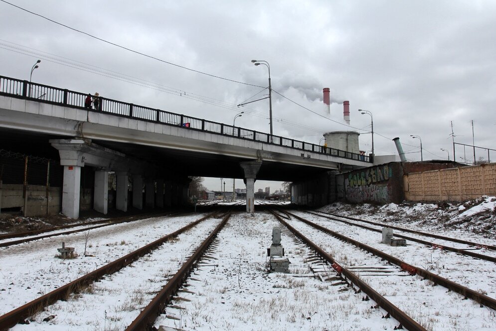 Станция появилась. Остаповский путепровод Москва. Старая станция. Окраина Москвы. Станция Северск бывший путепровод.