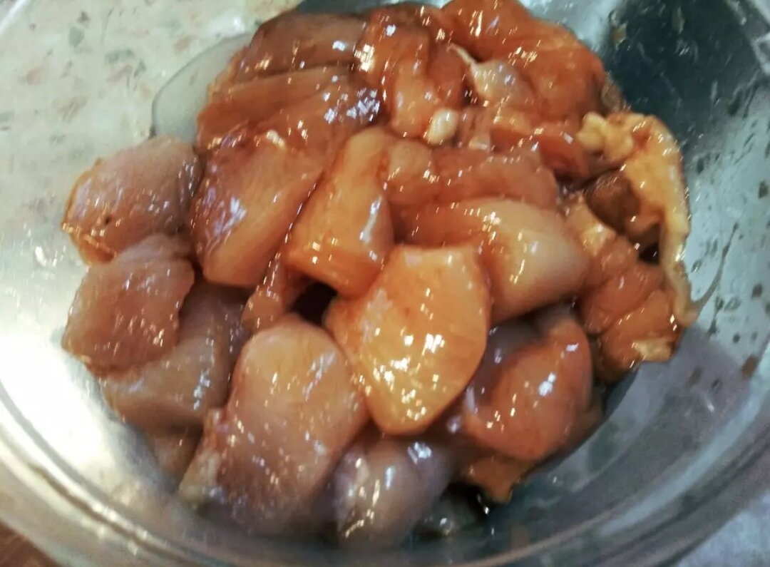 Куриную грудку порезать на кусочки, замариновать в соевом соусе и чесноке.