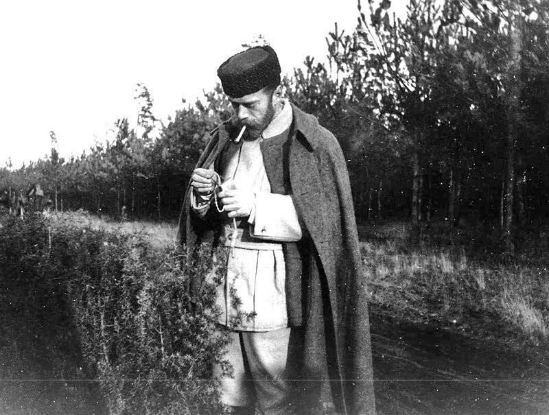 Николай Александрович закуривает очередную папиросу. Фото из открытых источников. 