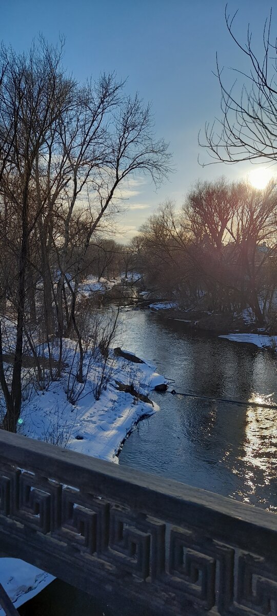 Снега в городе ещё много
