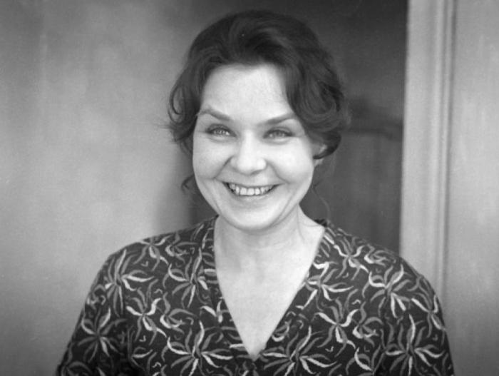Актриса искренне верила, что сможет стать счастливой хоть с одним из них троих. По-своему их любила и давно простила4