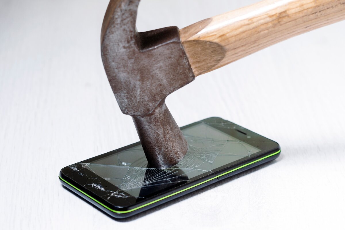 Испытания на вандалостойкость проводят в том числе и при помощи молотка, но это контролируемый процесс и инструмент немного другой, поэтому не воспроизводите сцену дома