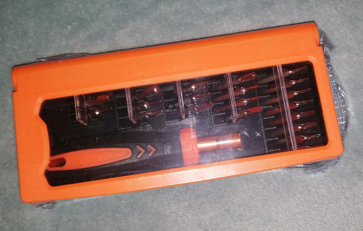 Футляр не плохого качества.