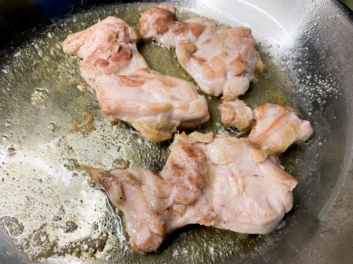 Разогрел сковороду, налил масло, обжарил курочку по 2 минуты с каждой стороны. Посолил/поперчил в процессе.