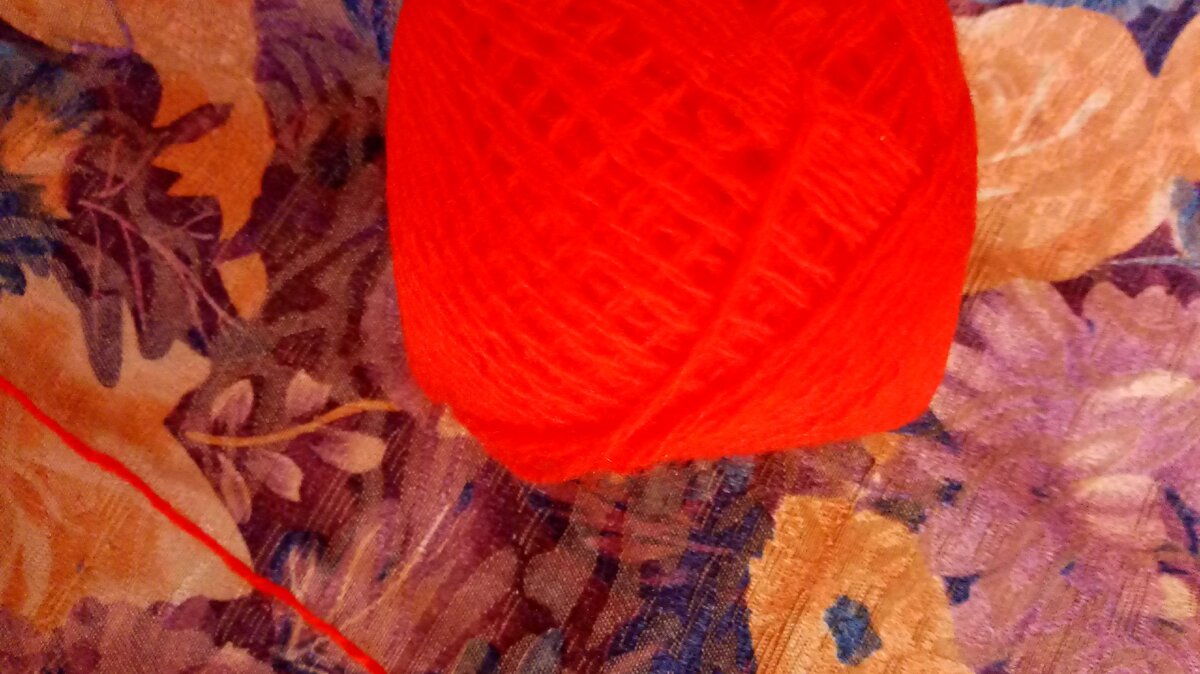 вот из такой пряжи я решила связать шаль