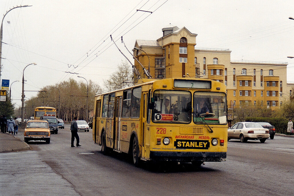 Троллейбус ЗИУ-682Г, б/н "228", Иркутск, ул. Байкальская, 17 мая 2001 года (с) focus1965