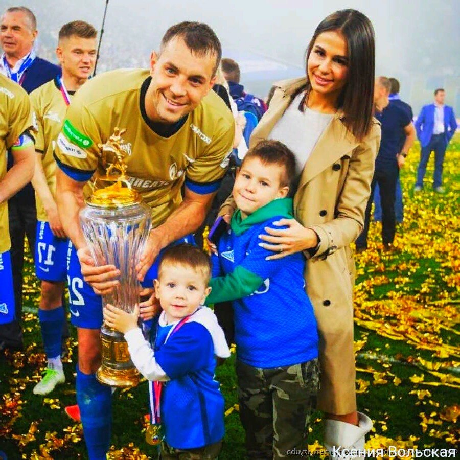 Артем с женой Кристиной и сыновьями 