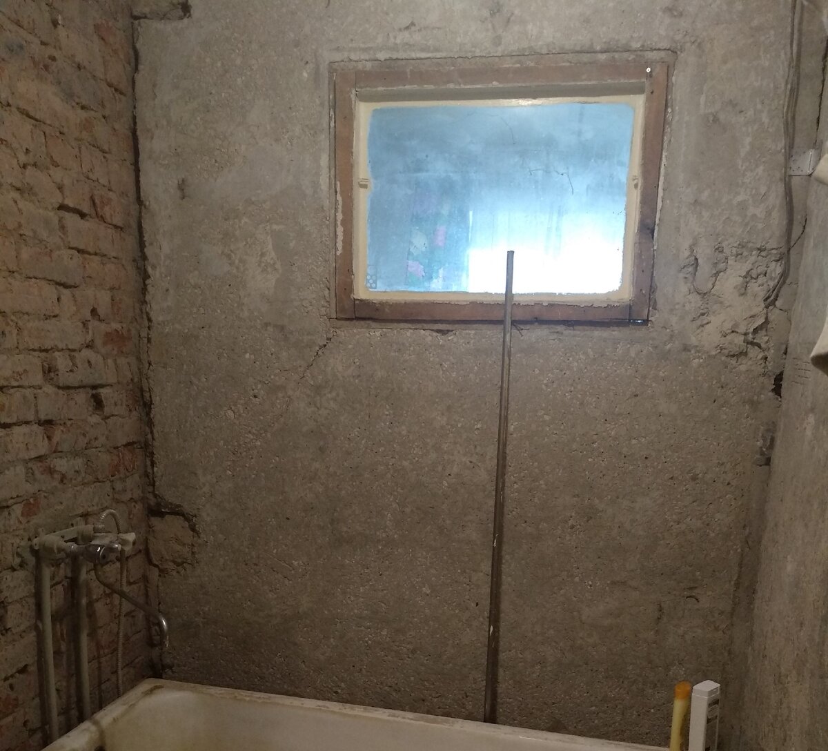 Наличники и полочка уже содраны, но с большим трудом, что говорит о прекрасном состоянии дерева. И никаких намеков на плесень