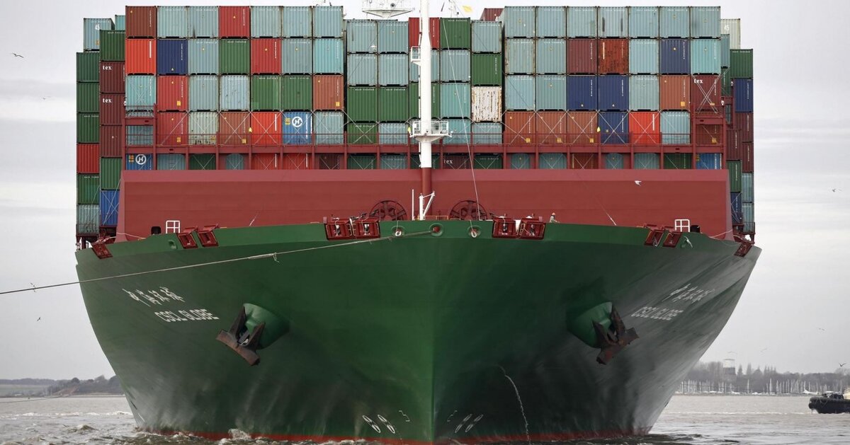 контейнеровоз длиной  400 метров  и шириной 59 метров