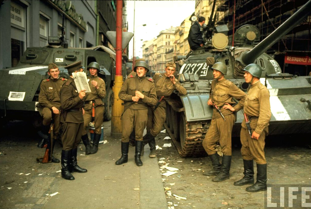 Пражское соглашение. Операция Дунай Прага 1968. Советские войска в Праге 1968. Солдаты ГДР В Чехословакии в 1968. Операция «Дунай». Чехословакия, 1968 год..