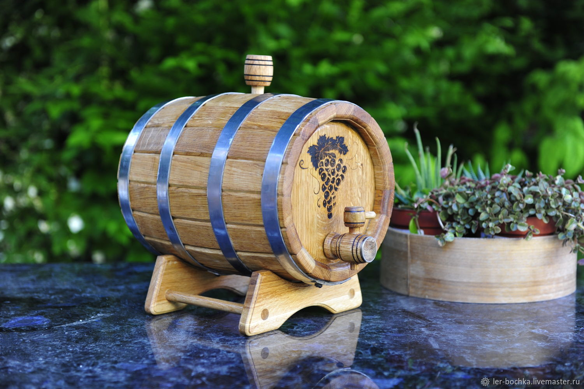 Деревянная бочка. Сроки выдержки в дубовых бочках. Дубовые бочки. Сколько раз можно использовать дубовую бочку. 30 литровые бочки.