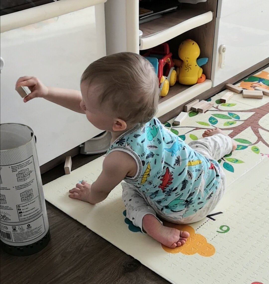 Под счет "раз-два-три... " собираем дощечки в ведро