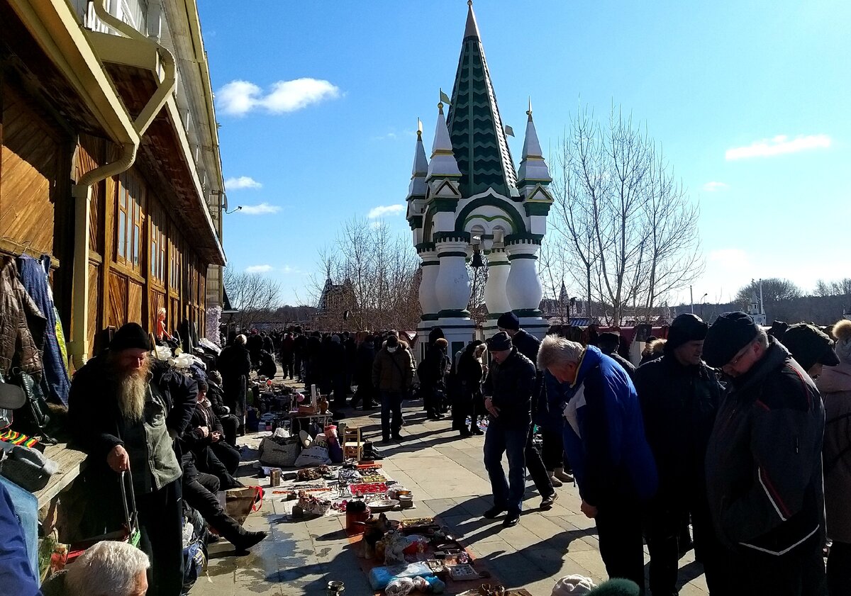 Блошиный рынок в Измайлово на подходе к торговым рядам, фото автора