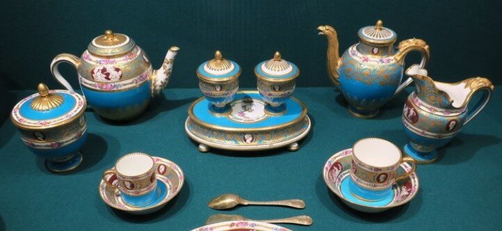 "Сервиз с камеями" изготовленный по заказу Екатерины II. Возможно из такого же она и пила свой утренний кофе. Фото с сайта www.hermitagemuseum.org