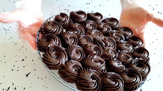 Шоколадный торт с кремом 