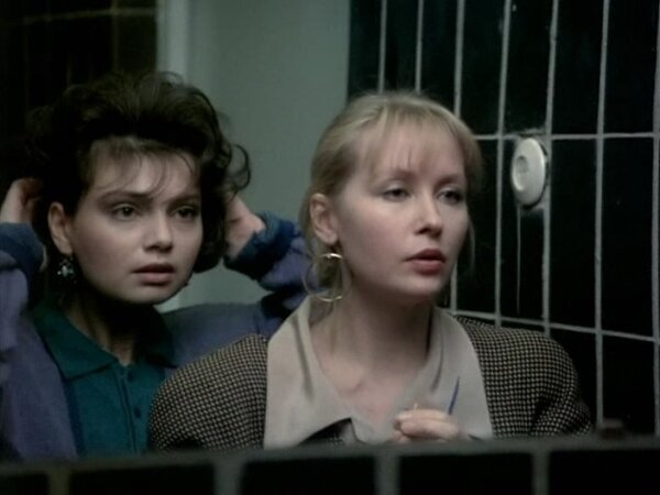 Лида и эффектная подруга и коллега Марина. Кадр из фильма "Ребро Адама". Источник фото - peoplefilm.ru