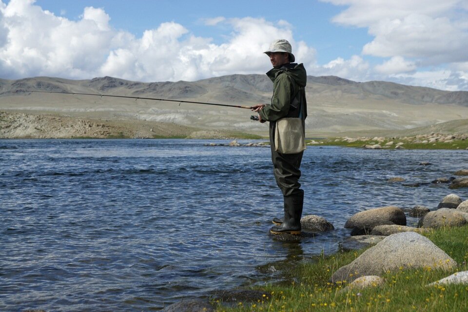 Ловит 5 букв. Рыбалка в Монголии.