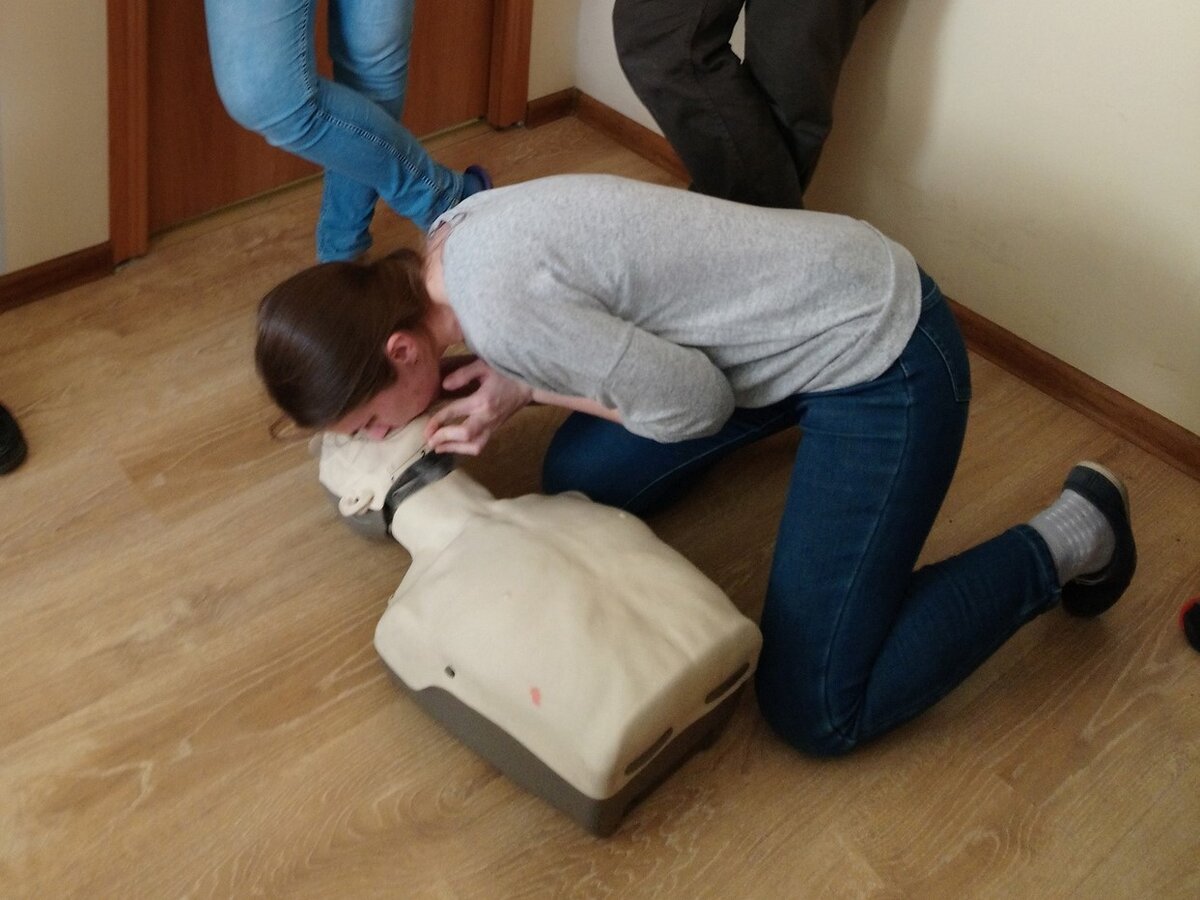 Спасительные вдохи. Тренировка сердечно-легочной реанимации на манекене, конечно, выполняется через специальную защитную маску. Фото: Алена Александрова