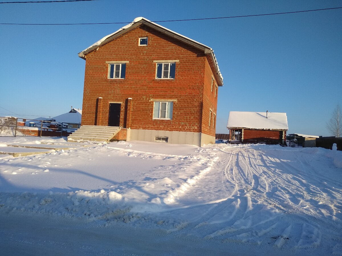 Как показала практика в нашем поселке, после строительства основного дома люди все равно делают крытый тамбур. В данном случае люди временно живут без выносного тамбура, но со временем он у них появится. @ Горбунов Сергей