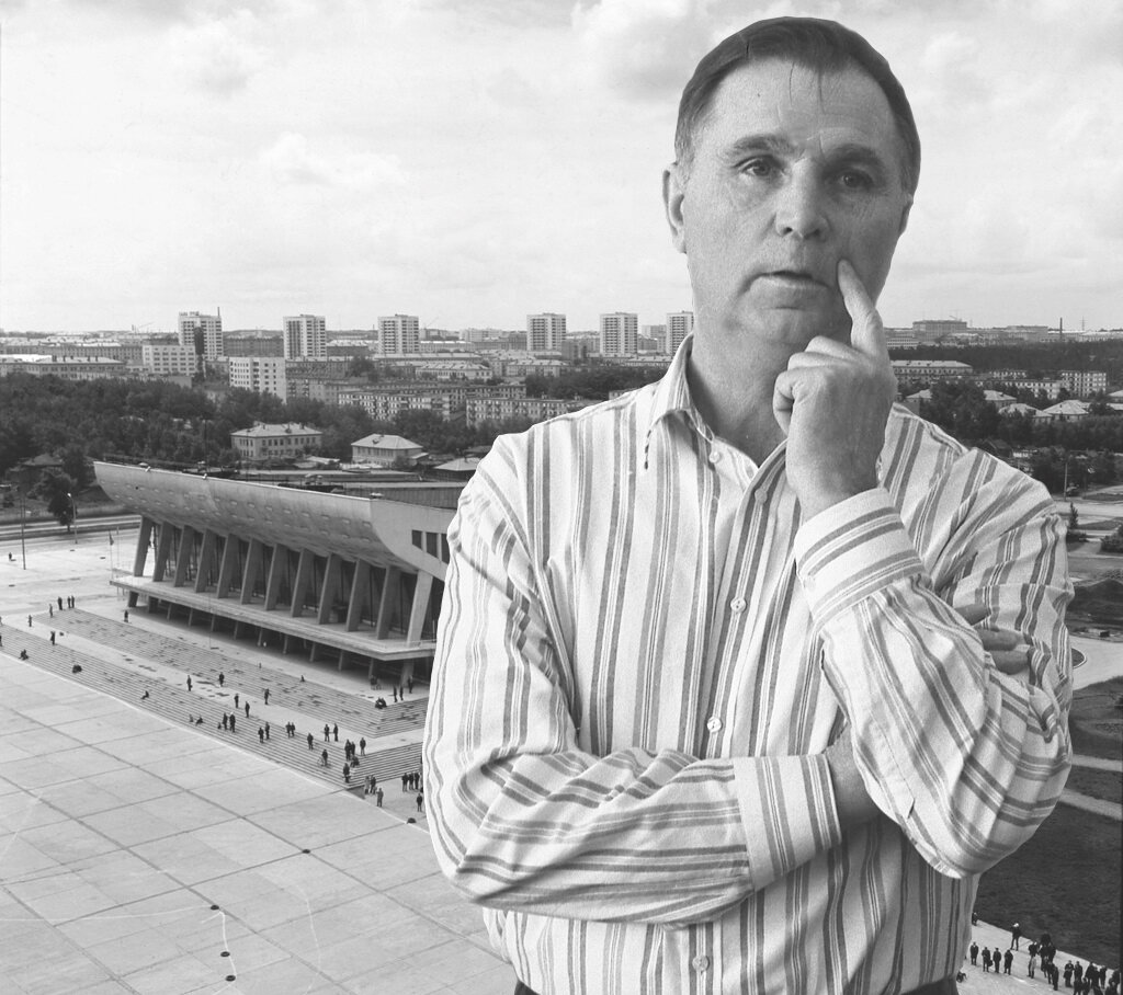 Виктор Тихонов на фоне челябинского дворца "Юность".
