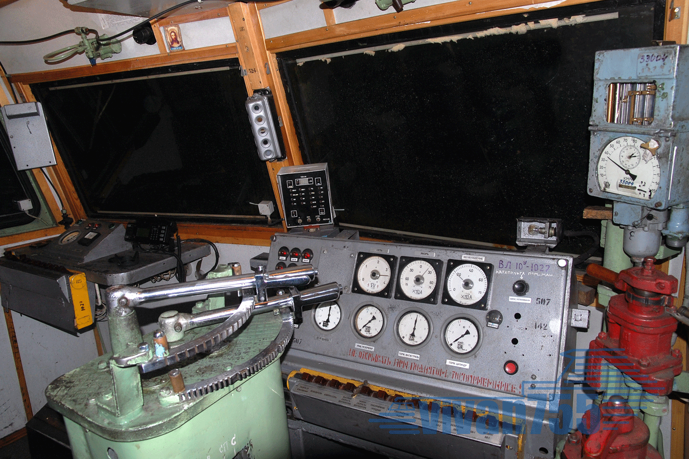 Кабина ВЛ10У, зелёный ящик — контроллер машиниста, верхняя рукоятка — тормозная, нижняя — главная. Рис. 2
