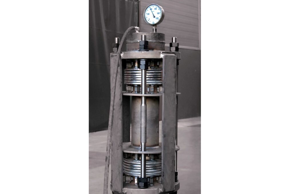 Процесс тестирования компенсатора с нагрузкой более 400 бар