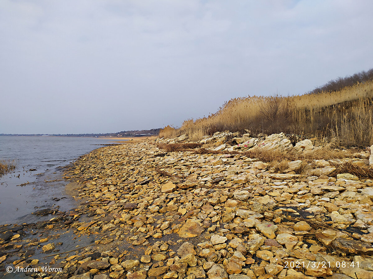 Каменистый берег Азовского моря у заброшенного лагеря