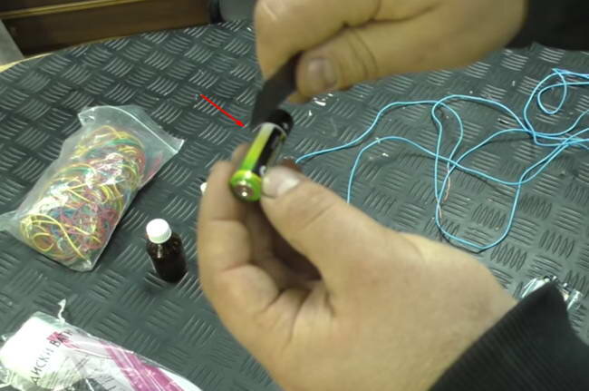 

Батарейка нужна именно соляная, она имеет цинковый корпус.



Снимаем этикетку с батарейки.

