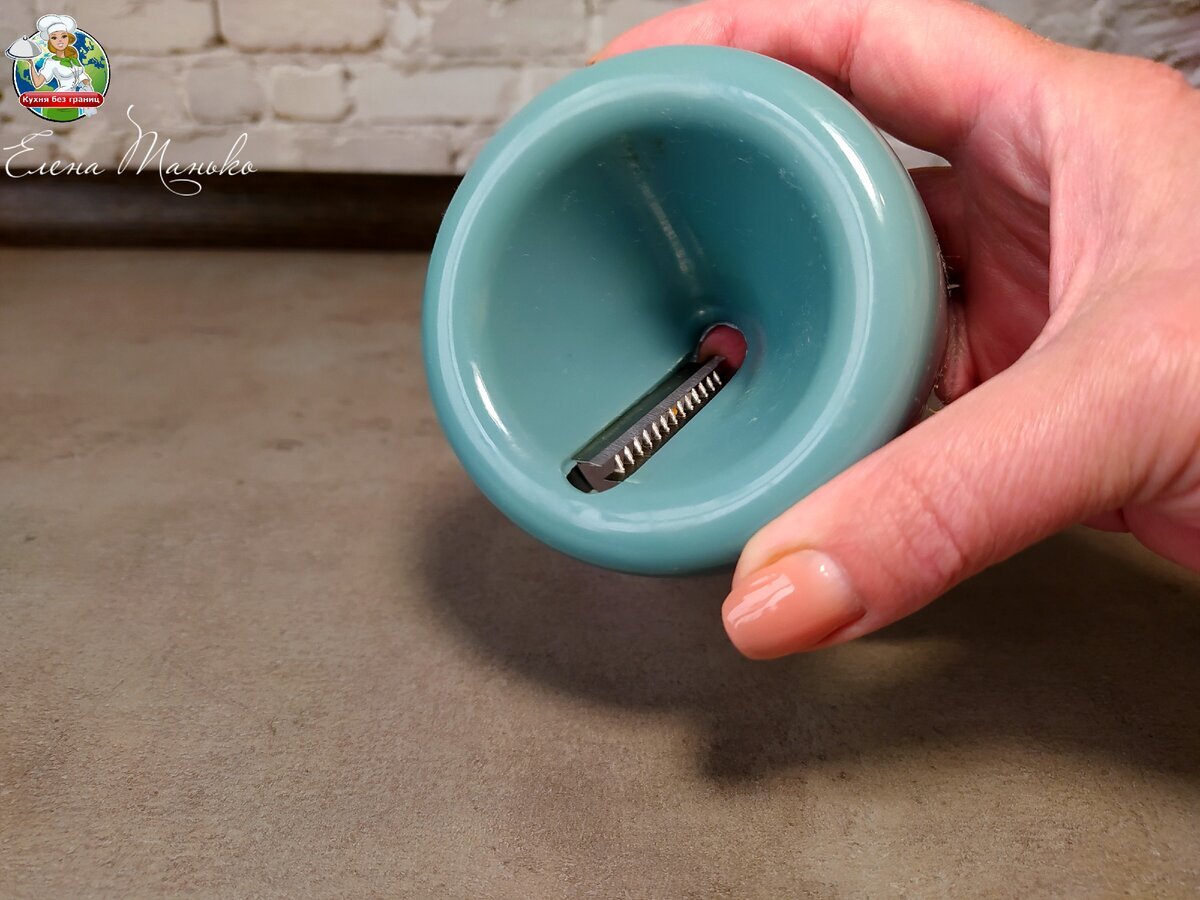 Вот так выглядела моя акционная терка. В ней было одно сплошное лезвие и зубчики. И само собой в магазине не было возможность протестировать этот товар. Поэтому я просто оплатила его на кассе и поспешила домой, надеясь, что шинковка окажется такой, как я ее себе представляла. 🡺 🡺 🡺