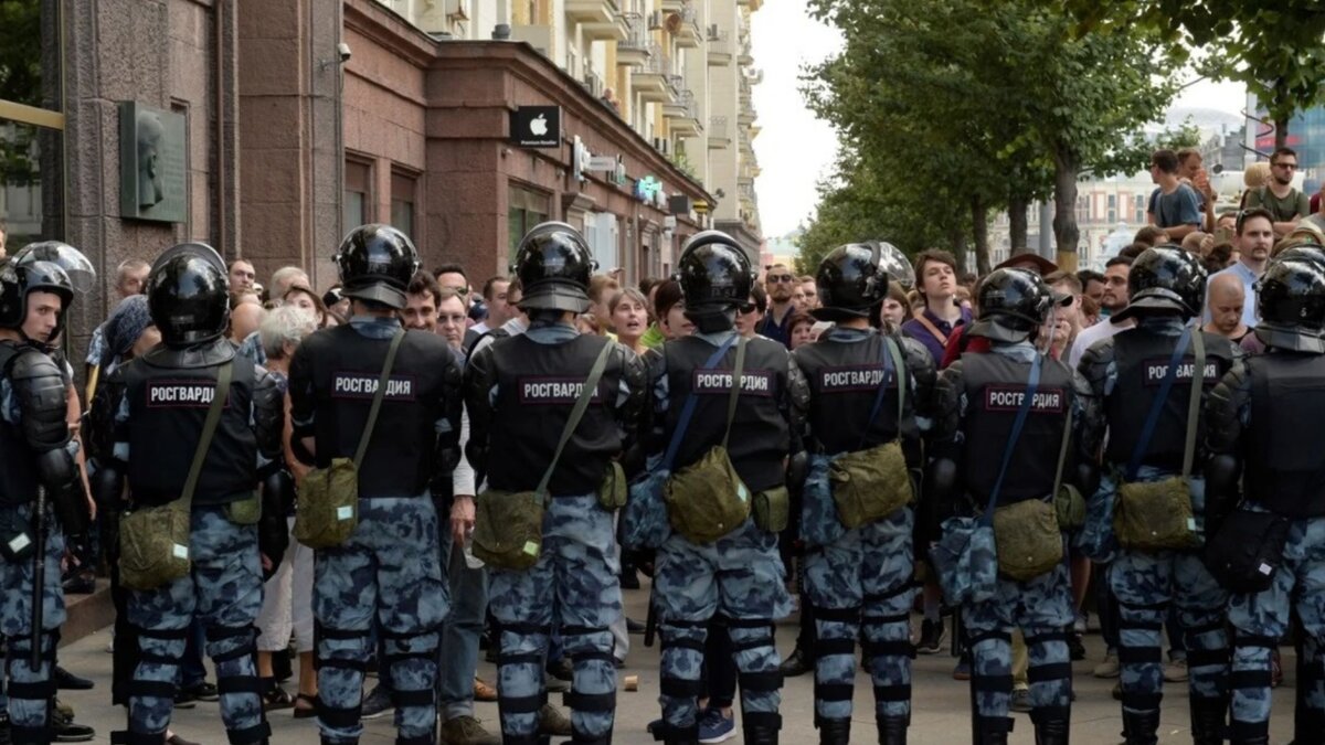 В то же время, у тех сограждан, чей вооружённый или мирный труд власти необходим, благосостояние в эти годы росло. 