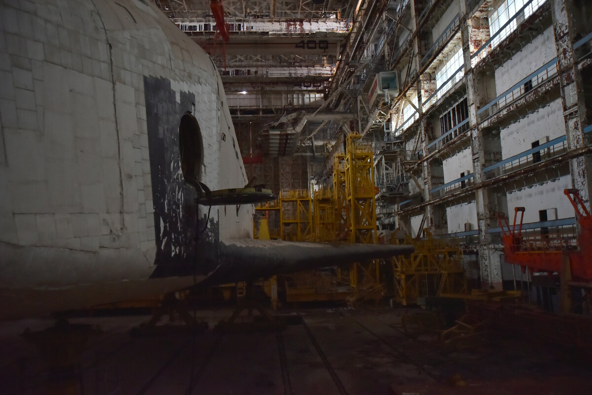 Виды ангара. А люк открытый манит!