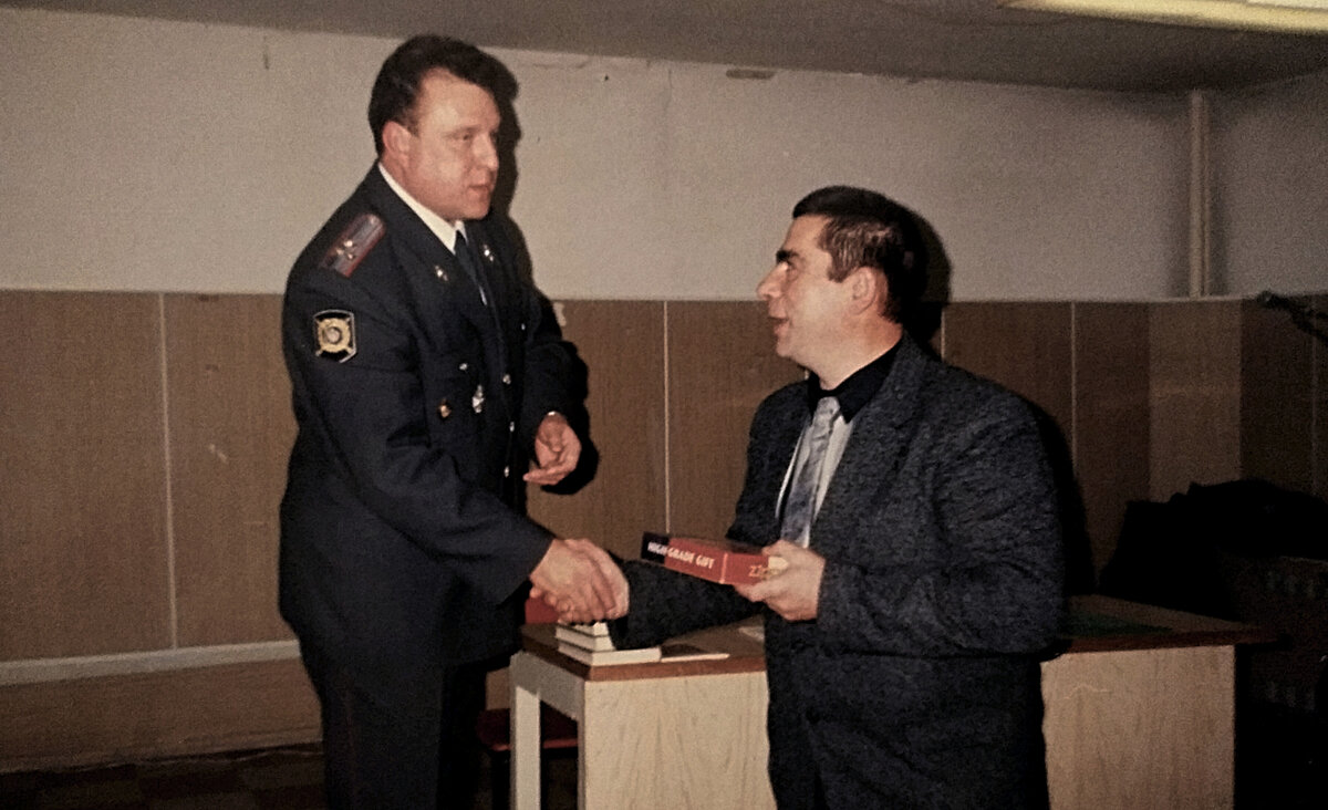 Уверен, что наш заслуженный участковый СССР (на фото справа) мог бы ещё многое передать молодым сослуживцам, но предпочёл более спокойную жизнь и работу. Пока ещё брали... Фото из личного архива автора.