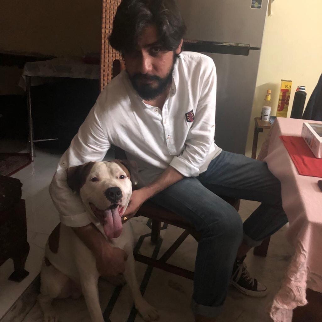 Сентябрь 2019, Викрам прислал фотографию со своим псом из дома в Индии. К этому моменту мы не виделись больше двух месяцев. Он поехал туда на месяц - переделать визу и увидеть семью, но сначала долго делали визу, а потом Викрам захотел дождаться рождения племянника, потому что до ПДР оставалось пару недель... Из личного архива.