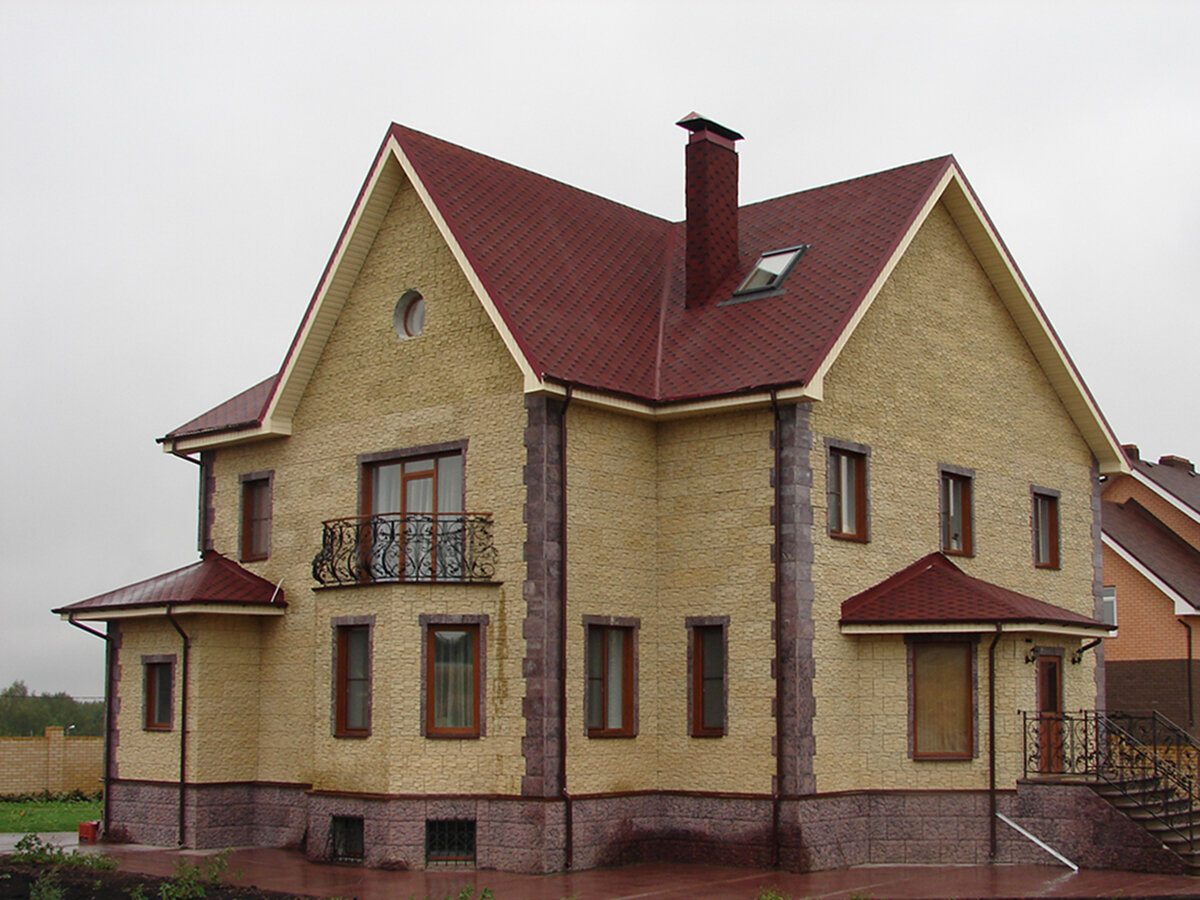 Пример загородного дома с обшивкой сайдинговыми панелями, созданными по технологии Кевларобетон