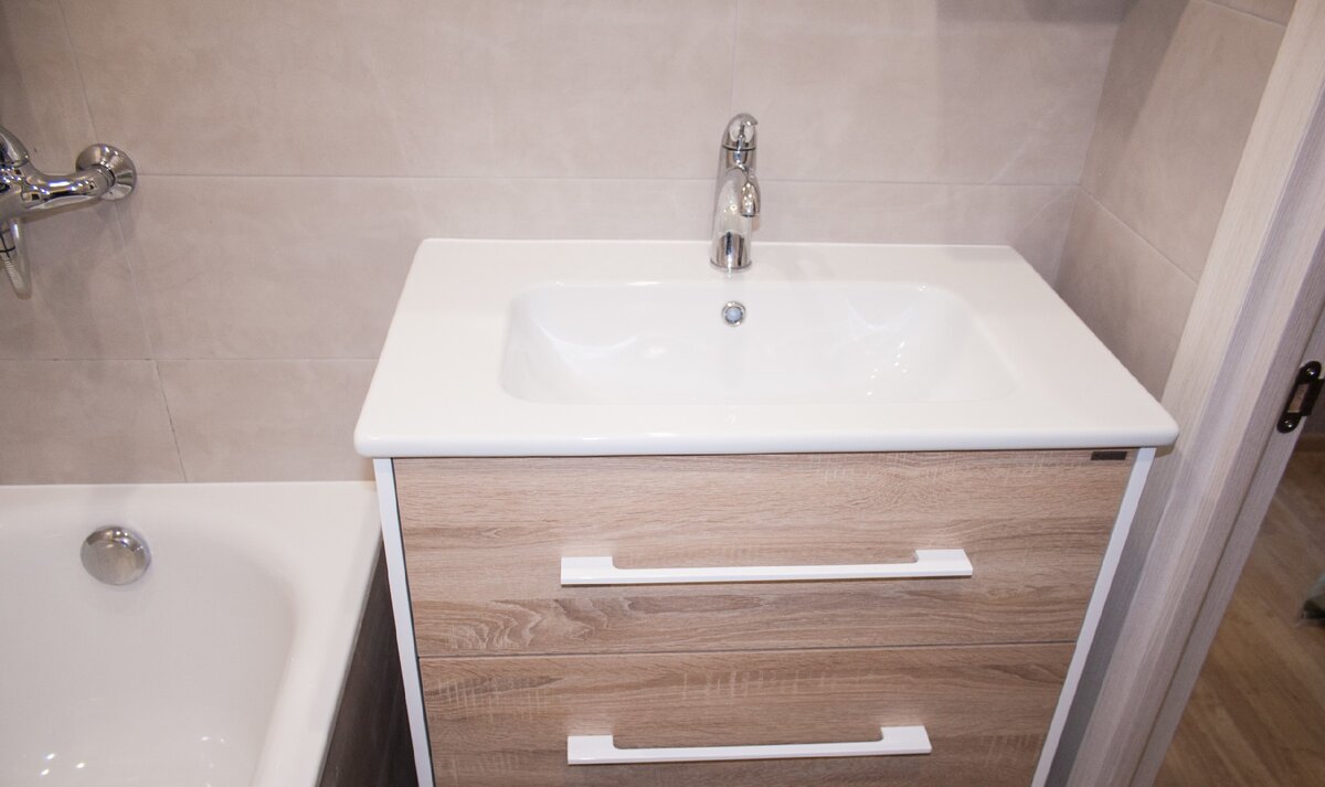 Вот такая мойка - тумба со шкафчиком просто идеальный вариант для тесных ванн