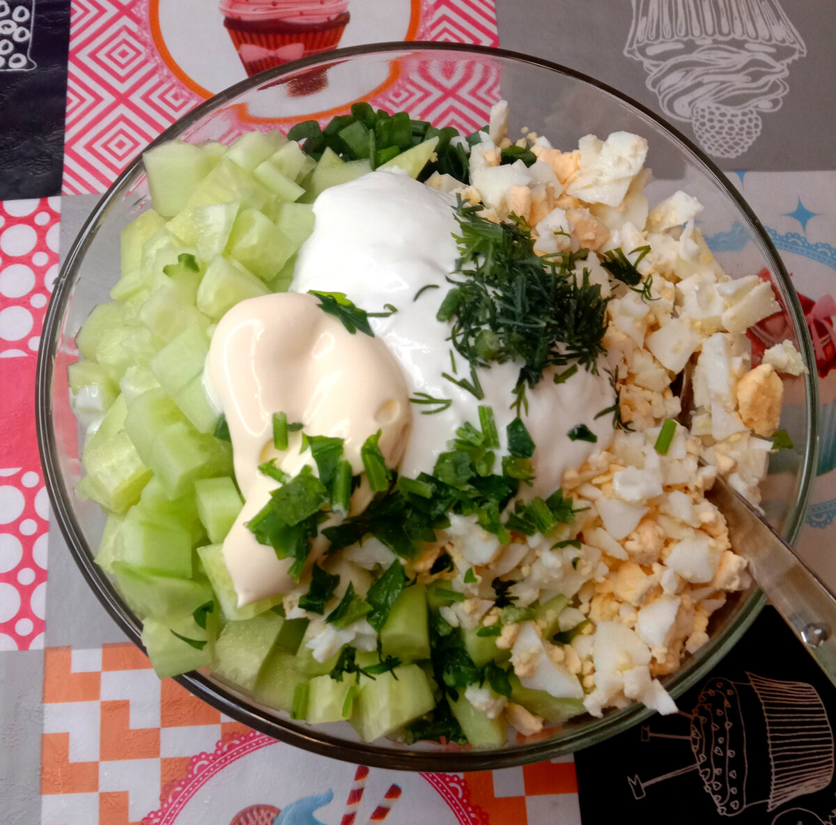 Салат с зеленым луком и яйцом