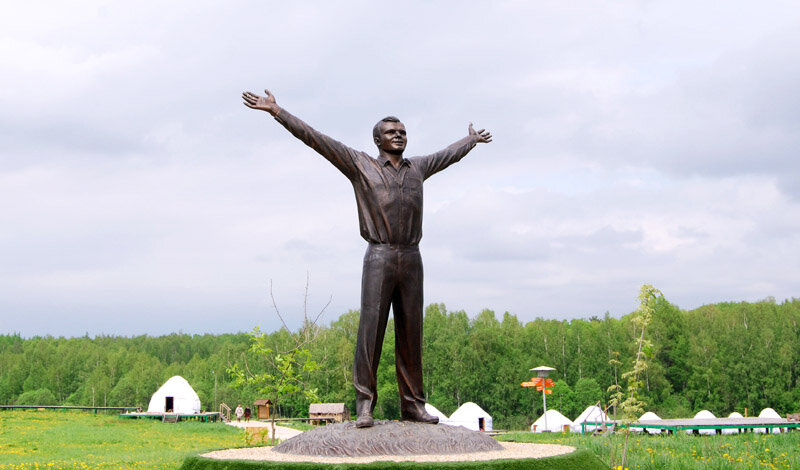 Памятник первому космонавту Земли Юрию Гагарину  торжественно открыт в ЭТНОМИРе 16 апреля 2011 года. Во время церемонии сотрудники и гости ЭТНОМИРа составили послание потомкам и поместили его в «Капсулу времени», чтобы обнародовать в 2061 году, в 100-летний юбилей первого полёта человека в космос.