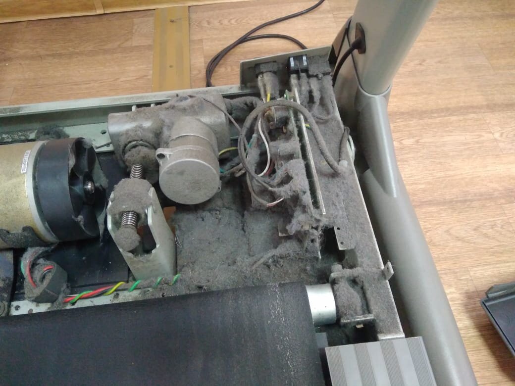 слой пыли с моторном отсеке